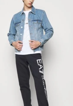 EA7 Emporio Armani TrouserPantaloni SportiviDark Blue/White Uomo Pantaloni Sportivi E Joggers EA722E00P-K11 -Pier One Italia 2025 026341e970324d8eb20fdeb9ca430e02