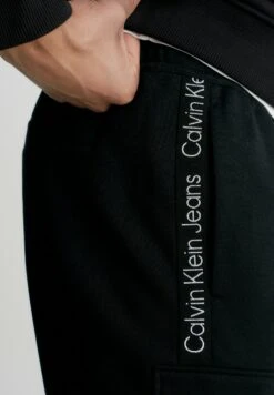 Calvin Klein Jeans Logo Tape JoggerShortsCk Black Uomo Bermuda C1822F05G-Q11 10 Calvin Klein Jeans Logo Tape JoggerShortsCk Black Uomo Bermuda C1822F05G-Q11 -Pier One Italia 2025 09dd087b13814217b1f54425f7c3dfbb