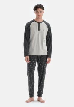 Crew Neck Long SleevePigiamaGrey Uomo Per La Notte D6D82M031-C11 12 Crew Neck Long SleevePigiamaGrey Uomo Per La Notte D6D82M031-C11 -Pier One Italia 2025 0af78bddd71343519ffc775935707147