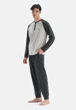 Crew Neck Long SleevePigiamaGrey Uomo Per La Notte D6D82M031-C11 13 Crew Neck Long SleevePigiamaGrey Uomo Per La Notte D6D82M031-C11 -Pier One Italia 2025 0b1719a842e14604a16d6831cc6f3702