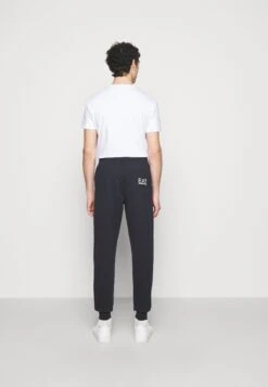 EA7 Emporio Armani TrouserPantaloni SportiviDark Blue/White Uomo Pantaloni Sportivi E Joggers EA722E00P-K11 -Pier One Italia 2025 188d2084435843f5a2d35f60d186584a