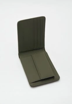 PULL & BEAR PortafoglioGreen Uomo Portafogli E Custodie PUC52F08I-M11 -Pier One Italia 2025 19c1a08bc5b64feba59265290ee2a7a4