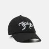 Juicy Couture Anaelle Logo UnisexCappellinoBlack Uomo Cappellie Berretti JU754Q008-Q11 2 Juicy Couture Anaelle Logo UnisexCappellinoBlack Uomo Cappellie Berretti JU754Q008-Q11 -Pier One Italia 2025 1e911d40a2894695b6c9a4ac5c3cfa26