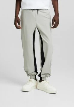 BERSHKA TechnicalPantaloni SportiviGrey Uomo Pantaloni Sportivi E Joggers BEJ22E0CO-C11