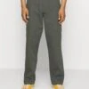 Wrangler Casey PantsPantaloniDarkest Spruce​ Uomo Pantaloni WR122E03B-M11 -Pier One Italia 2025 310100cb0ce0415c8fe62017b98869db