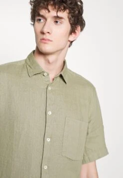 Marc O'Polo Kent Collar Short Sleeve One Chest PocketCamiciaPetrified Oak Uomo Camicie MA322D0RQ-O11 -Pier One Italia 2025 37d1eb52fa5544ccbefd8c08d6d0e79a