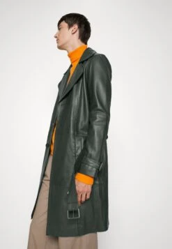 Christian- Trench - Green -Pier One Italia 2025 3a0d7d3606fa449c9b49e433e6175bfe