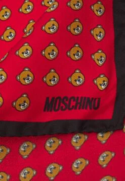 MOSCHINO Scarf UnisexFoulardRed Uomo Foulard E Sciarpe 6MO54G00X-G11 -Pier One Italia 2025 44acb47690df47aa839623a77e01b491
