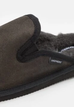 Shepherd AdamPantofoleMatt Black Uomo Pantofole S3012I018-Q11 13 Shepherd AdamPantofoleMatt Black Uomo Pantofole S3012I018-Q11 -Pier One Italia 2025 4781e58ceb6044a6ab1428444077619b