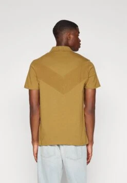 Lyle & Scott Chevron T-Shirt BasicRankin Olive Uomo T-shirt E Polo LY222P050-N11 -Pier One Italia 2025 4d29b4cc3b084103bf3bb61cd28a5b8b