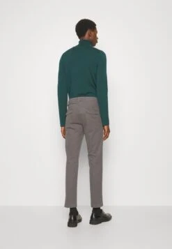 DRYKORN Krew - Chino - Grey -Pier One Italia 2025 4dd3933f95e64b57aa257ec744ceca26