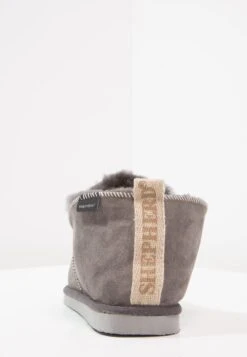 Shepherd AndyPantofoleAsphalt Uomo Pantofole S3012I00C-C11 11 Shepherd AndyPantofoleAsphalt Uomo Pantofole S3012I00C-C11 -Pier One Italia 2025 51fd63d29b094f869492e7059a947ac3