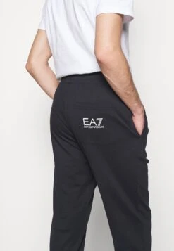 EA7 Emporio Armani TrouserPantaloni SportiviDark Blue/White Uomo Pantaloni Sportivi E Joggers EA722E00P-K11 -Pier One Italia 2025 5aa29d1abf274c19b4c24f2d6c89d592