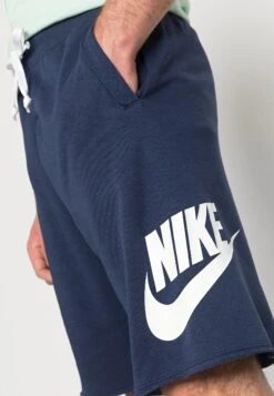 Nike Sportswear Alumni ShortsMidnight Navy Uomo Pantaloni Sportivi E Joggers NI122F06Y-K11 11 Nike Sportswear Alumni ShortsMidnight Navy Uomo Pantaloni Sportivi E Joggers NI122F06Y-K11 -Pier One Italia 2025 62bd7cb9d63b49b2883ad3c159bfc81e