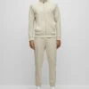 Boss SetTutaLight Beige One Uomo Pantaloni Sportivi E Joggers BB122S0RE-B11 1 Boss SetTutaLight Beige One Uomo Pantaloni Sportivi E Joggers BB122S0RE-B11 -Pier One Italia 2025 68fe3add4583442582c4c4a3a9336783