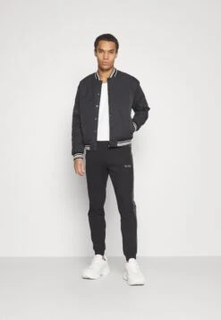 BALR Q-Tape Slim ClassicPantaloni SportiviBlack Uomo Pantaloni Sportivi E Joggers B2X22E007-Q11 -Pier One Italia 2025 6f8a53e59fa345e68374a86a54070b11