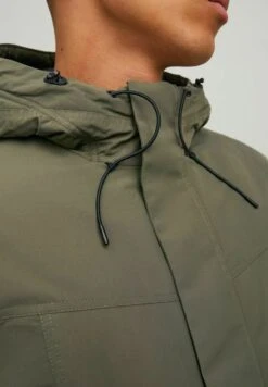 JACK&JONES Premium Premium TechParkaForest Night Uomo Cappotti JAM22T093-M11 -Pier One Italia 2025 7848f5ac1d7142c6ba03280029296ed7