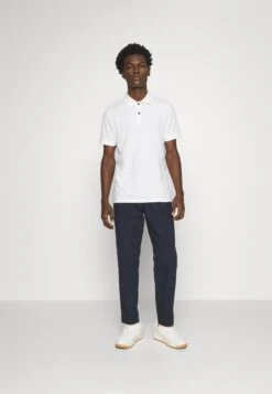 Boss ShyneChinoDark Blue Uomo Pantaloni BB122E0XP-K11 -Pier One Italia 2025 7a48107906d647bab4a0cf370af240a4