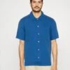 Marc O'Polo Camp Collar Short Sleeves One Rectangular Pocket Slits At Side StyleCamiciaAzur Blue Uomo Camicie MA322D0WA-K11 -Pier One Italia 2025 894b0e0238e341b5b47f137c5aeb4d15