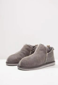 Shepherd AndyPantofoleAsphalt Uomo Pantofole S3012I00C-C11 10 Shepherd AndyPantofoleAsphalt Uomo Pantofole S3012I00C-C11 -Pier One Italia 2025 8c3c4300e2f445b0aee572234a6e5812