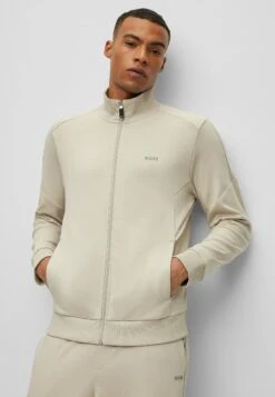 Boss SetTutaLight Beige One Uomo Pantaloni Sportivi E Joggers BB122S0RE-B11 9 Boss SetTutaLight Beige One Uomo Pantaloni Sportivi E Joggers BB122S0RE-B11 -Pier One Italia 2025 90ba8373b03b497e92ef975358be7453