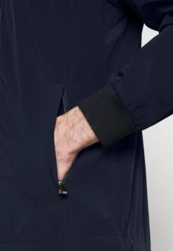 Hackett London Blouson - Giacca Outdoor - Navy 17 Hackett London Blouson - Giacca Outdoor - Navy -Pier One Italia 2025 9a266c7bf1264bc9a29ea4ccdb72a2fb
