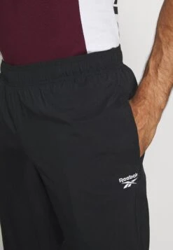 Reebok PantPantaloni SportiviBlack Uomo Pantaloni Sportivi E Joggers RE542E0KP-Q11 11 Reebok PantPantaloni SportiviBlack Uomo Pantaloni Sportivi E Joggers RE542E0KP-Q11 -Pier One Italia 2025 a03363b6ca4f4ea5867bbefe1a6778c1