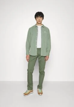 Lee DarenPantaloniOlive Green Uomo Pantaloni LE422E01B-N11 -Pier One Italia 2025 af430a0c1e304ead8cfe67756f65fbff
