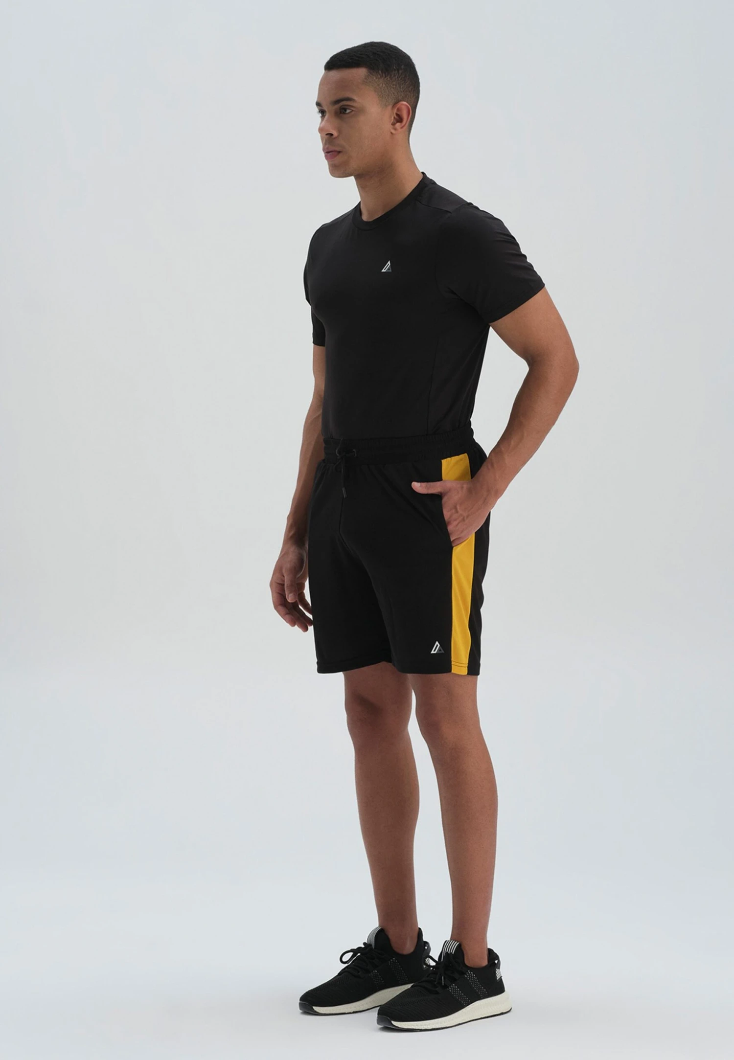 ShortsBlack Uomo Bermuda D6D22F006-Q11 5 ShortsBlack Uomo Bermuda D6D22F006-Q11 - immagine 4