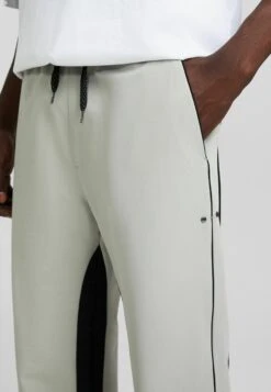 BERSHKA TechnicalPantaloni SportiviGrey Uomo Pantaloni Sportivi E Joggers BEJ22E0CO-C11 -Pier One Italia 2025 b7a2667e1b354db6ba9ae70bb9e9b5ed