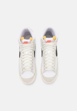 Nike Sportswear Blazer Mid 77 Pro ClubSneakers AlteWhite/Black/Light Bone/Summit White/Beach/Sail Uomo Sneaker NI112N040-A12 -Pier One Italia 2025 bb9723c68ca348c19a1b01fff6d5052b