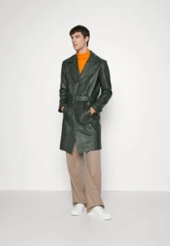 Christian- Trench - Green -Pier One Italia 2025 ce355c5292024c029126bec6a1a8d775