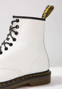 Dr. Martens 1460 8 Eye- Stivaletti Stringati - White 17 Dr. Martens 1460 8 Eye- Stivaletti Stringati - White -Pier One Italia 2025 d5b75aa8509e4777a9b2a7169e35ac5e