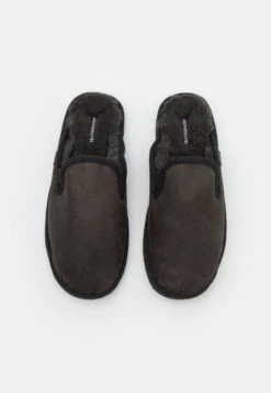 Shepherd AdamPantofoleMatt Black Uomo Pantofole S3012I018-Q11 11 Shepherd AdamPantofoleMatt Black Uomo Pantofole S3012I018-Q11 -Pier One Italia 2025 d7a20d95633b4cc597d2ad5d0b04feff