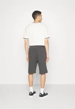 Fila Corbie BaggyPantaloni SportiviPhantom Uomo Pantaloni Sportivi E Joggers 1FI22F01U-Q11 -Pier One Italia 2025 dd8672fbd4e8495098f762c0ea46a054