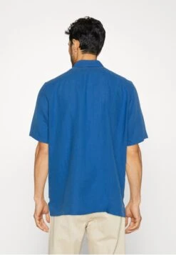 Marc O'Polo Camp Collar Short Sleeves One Rectangular Pocket Slits At Side StyleCamiciaAzur Blue Uomo Camicie MA322D0WA-K11 -Pier One Italia 2025 de4ece71ec1f4994bd5fad19dc0045c0