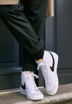 Nike Sportswear Blazer Mid '77 Vntg - Sneakers Alte - White/Black 14 Nike Sportswear Blazer Mid '77 Vntg - Sneakers Alte - White/Black -Pier One Italia 2025 e512b372e68e42a3a27c1b22972a73de