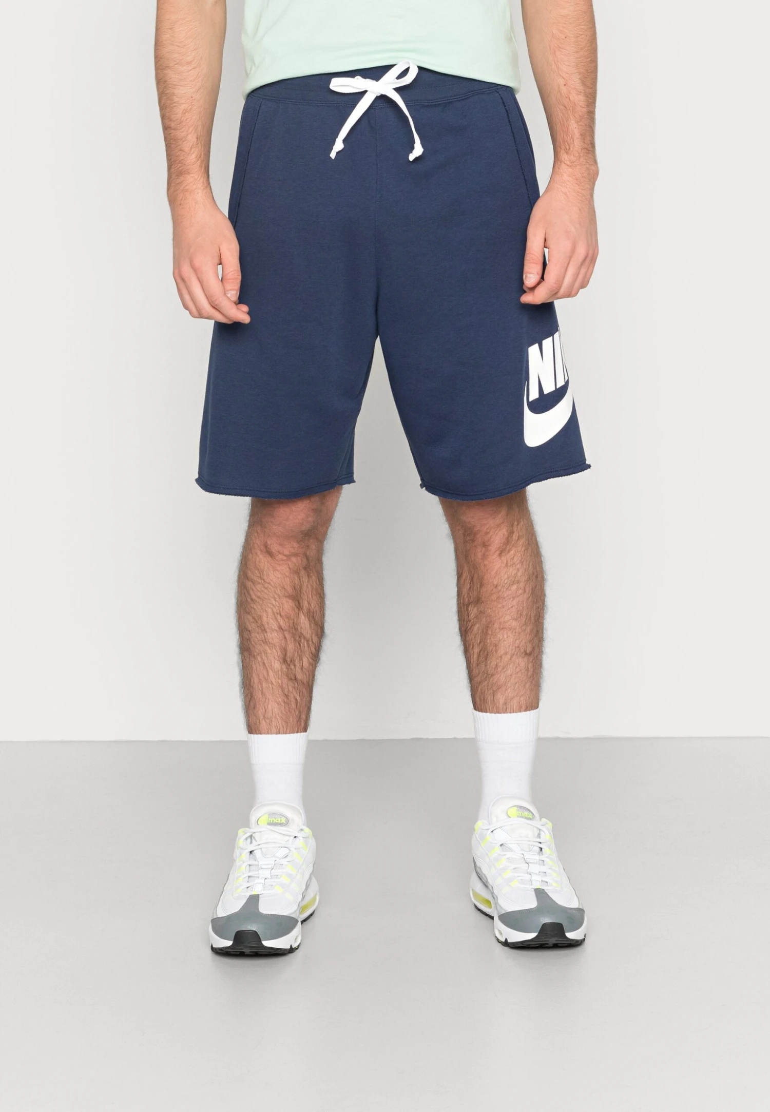 Nike Sportswear Alumni ShortsMidnight Navy Uomo Pantaloni Sportivi E Joggers NI122F06Y-K11 3 Nike Sportswear Alumni ShortsMidnight Navy Uomo Pantaloni Sportivi E Joggers NI122F06Y-K11