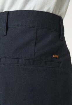 Boss ShyneChinoDark Blue Uomo Pantaloni BB122E0XP-K11 -Pier One Italia 2025 e937559225d0403f886f8bce33b0c373