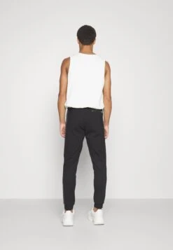 BALR Q-Tape Slim ClassicPantaloni SportiviBlack Uomo Pantaloni Sportivi E Joggers B2X22E007-Q11 -Pier One Italia 2025 ea85fa21f4b142f8badabb17f5e00bc3