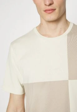 Emporio Armani T-Shirt Con StampaSilver Beige Uomo T-shirt E Polo EA822O0BG-A11 -Pier One Italia 2025 eb62f70176f84c5cbb031c5f1e08c59f