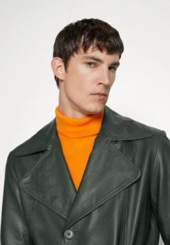 Christian- Trench - Green -Pier One Italia 2025 f3db9356839d49bd85a6c85cf2294c9b